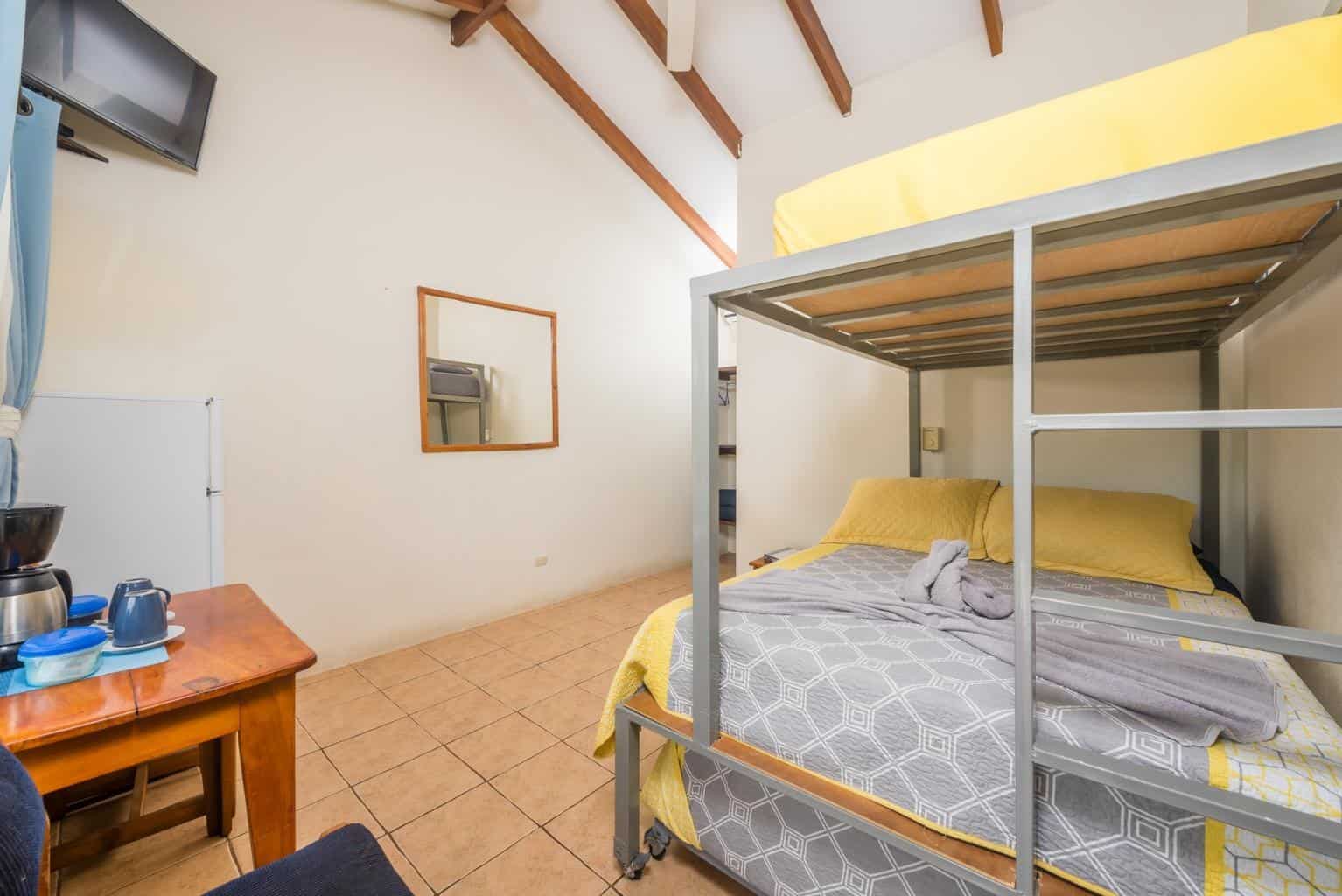 Cabinas Diversion Tropical: 10-Bed Hotel, 300m from the Beach!
