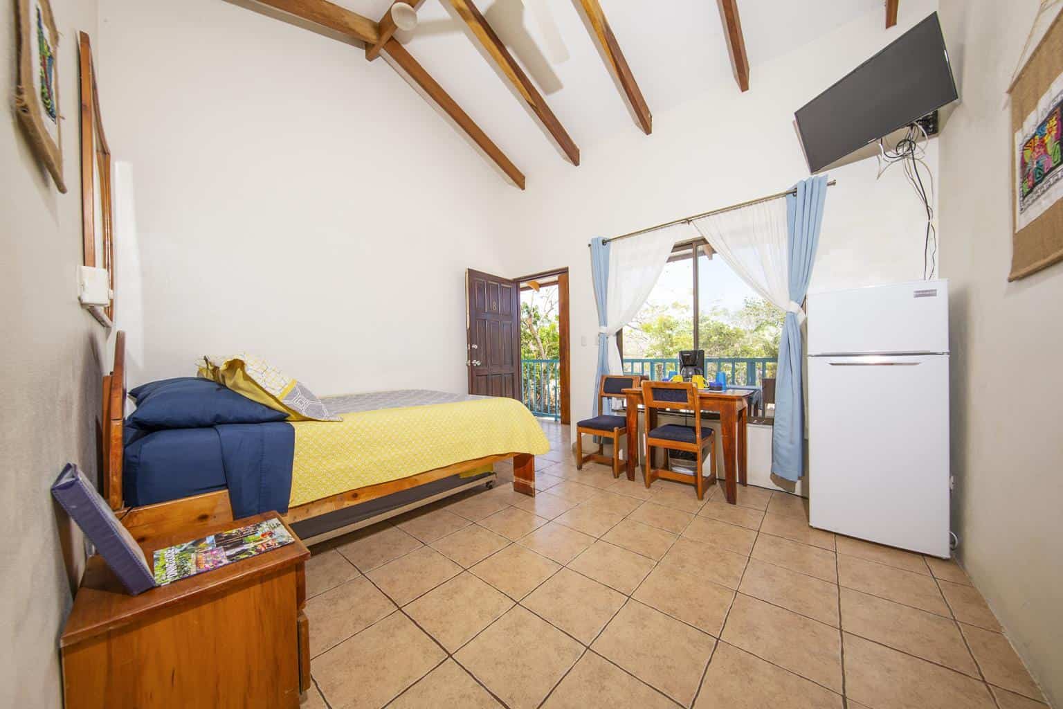Cabinas Diversion Tropical: 10-Bed Hotel, 300m from the Beach!
