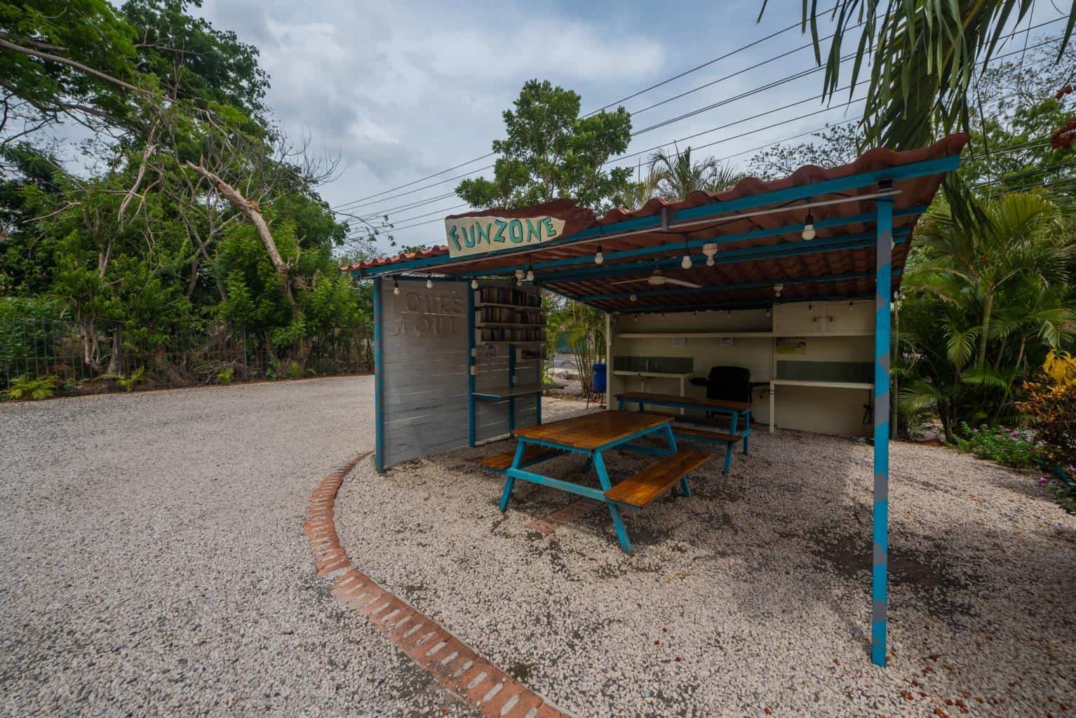 Cabinas Diversion Tropical: 10-Bed Hotel, 300m from the Beach!
