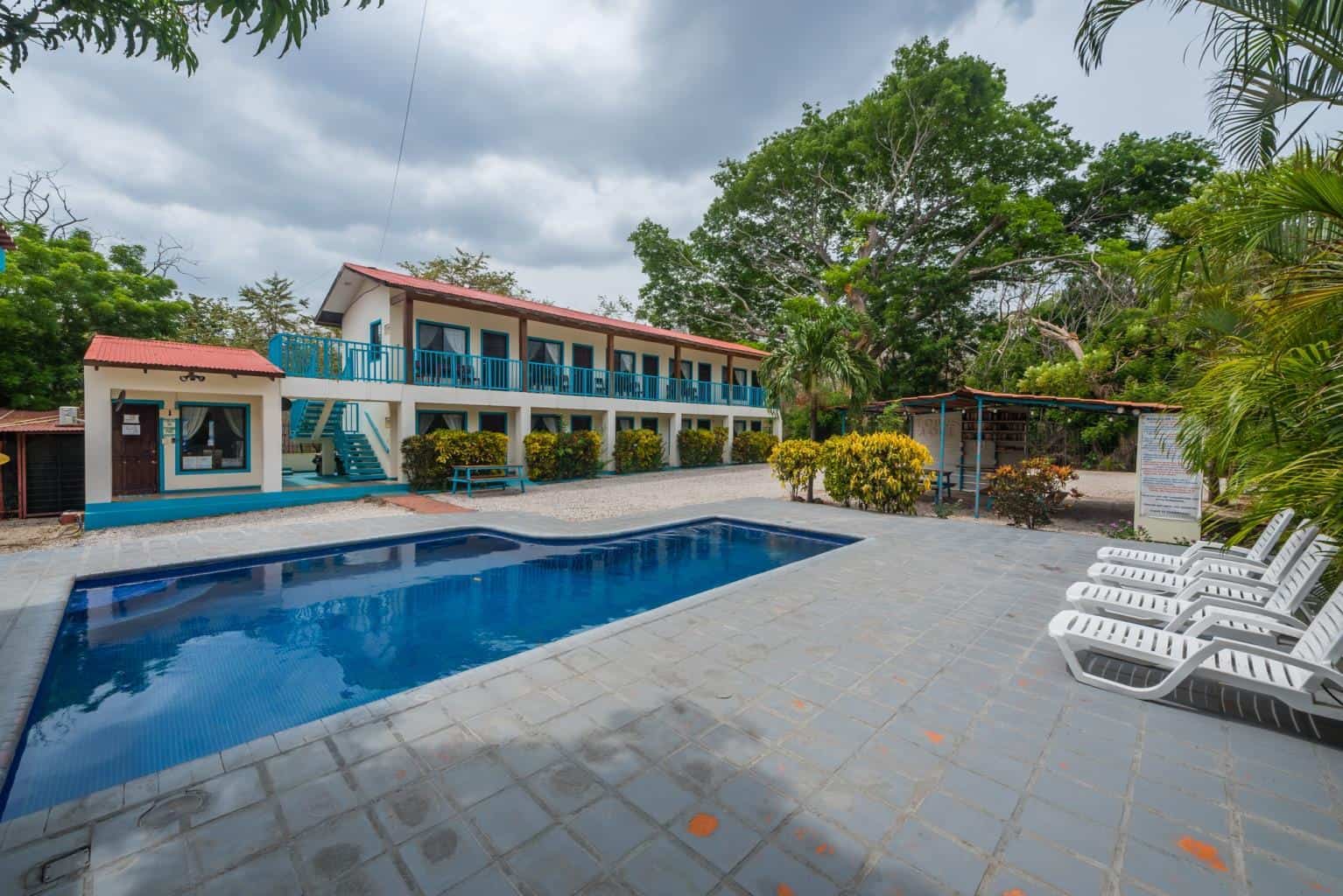 Cabinas Diversion Tropical: 10-Bed Hotel, 300m from the Beach!