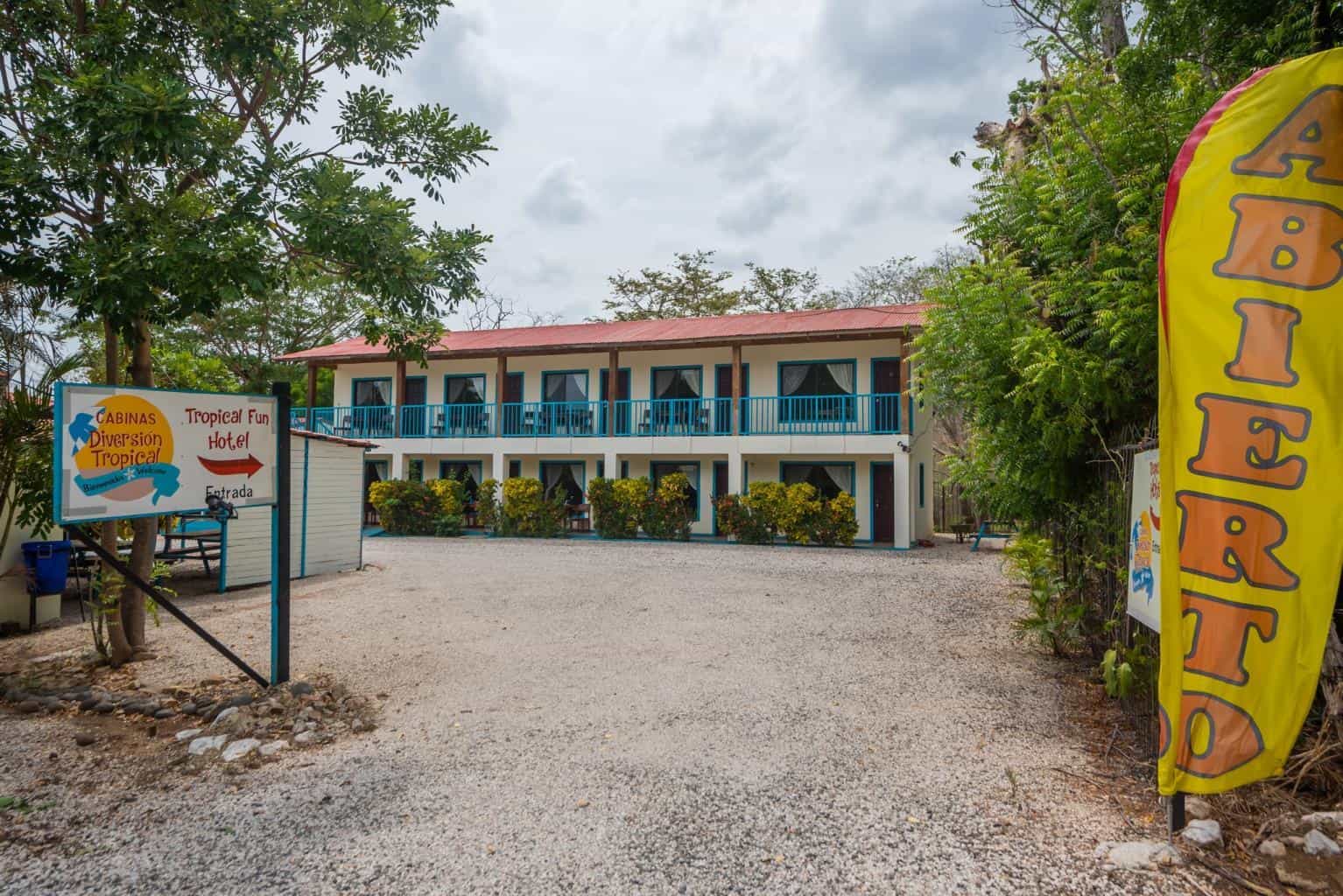 Cabinas Diversion Tropical: 10-Bed Hotel, 300m from the Beach!