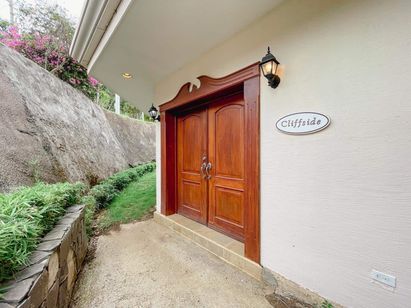 Cliffside Elegance: A Villa with Breathtaking Ocean Views