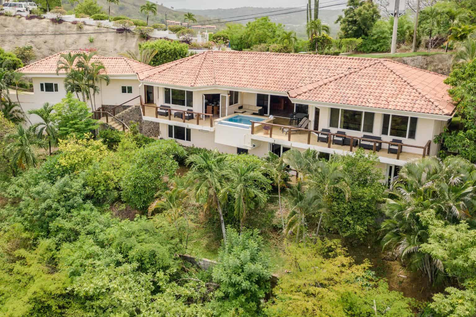 Cliffside Elegance: A Villa with Breathtaking Ocean Views