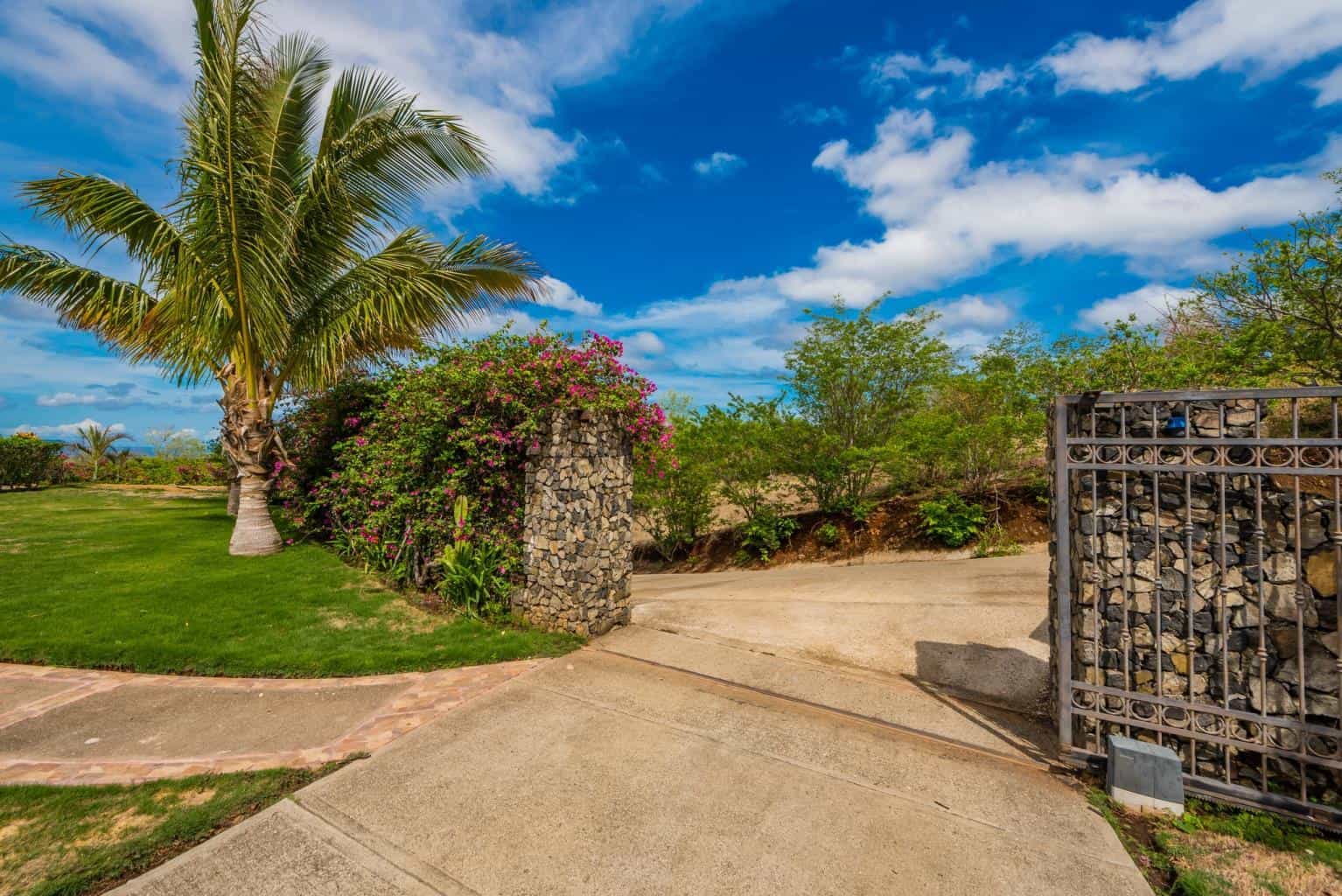 Villa de Oro Pacific Heights: Your Golden Retreat in Flamingo