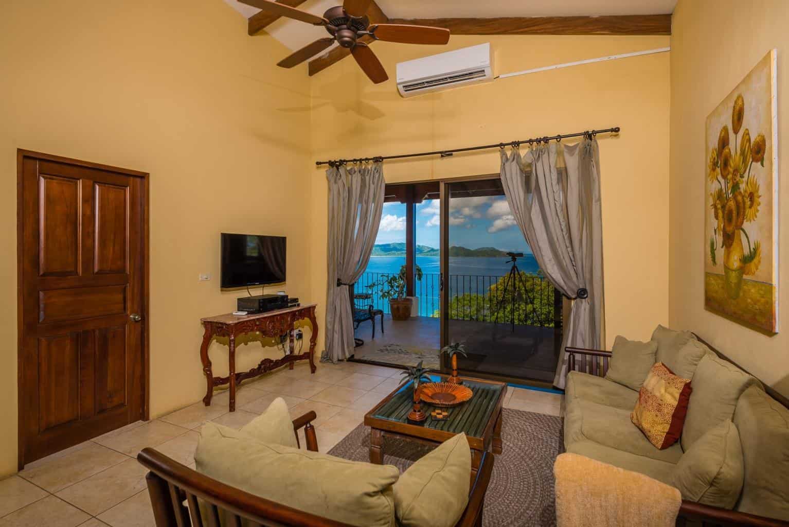 Casa Las Brisas, Flamingo Northridge: Coastal Charm in Flamingo Northridge