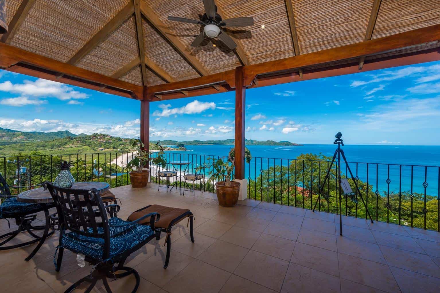 Casa Las Brisas, Flamingo Northridge: Coastal Charm in Flamingo Northridge