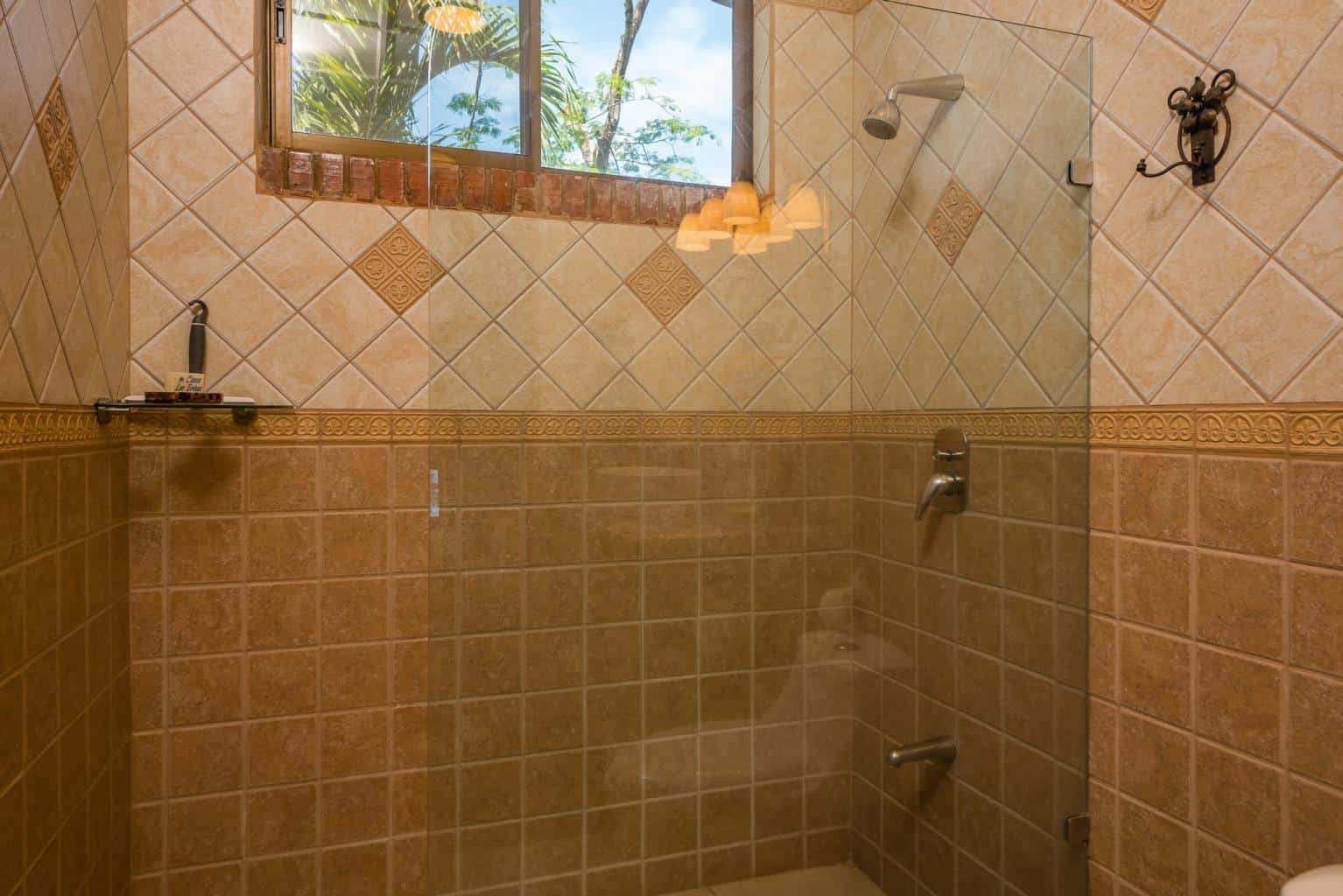 Casa Las Brisas, Flamingo Northridge: Coastal Charm in Flamingo Northridge