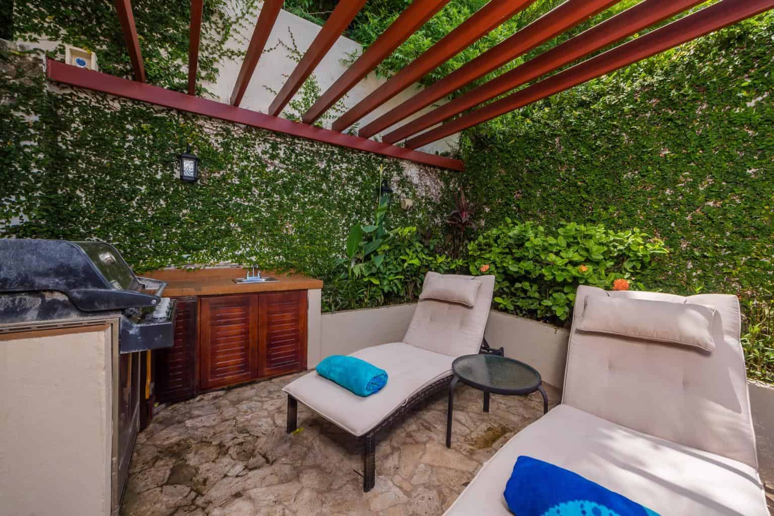 Casa Las Brisas, Flamingo Northridge: Coastal Charm in Flamingo Northridge