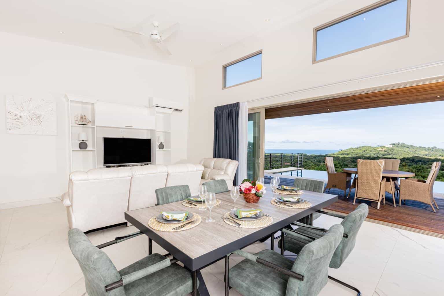Casa Las Brisas, Flamingo Northridge: Coastal Charm in Flamingo Northridge