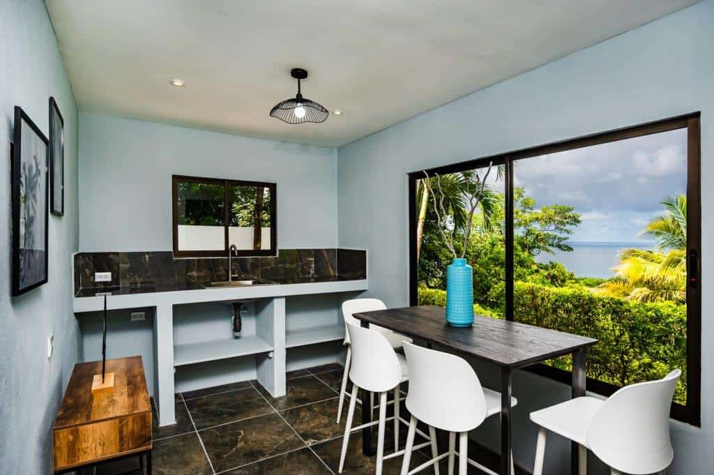 Modern House in Playa Pietra with Ocean View: Contemporary Living with a View