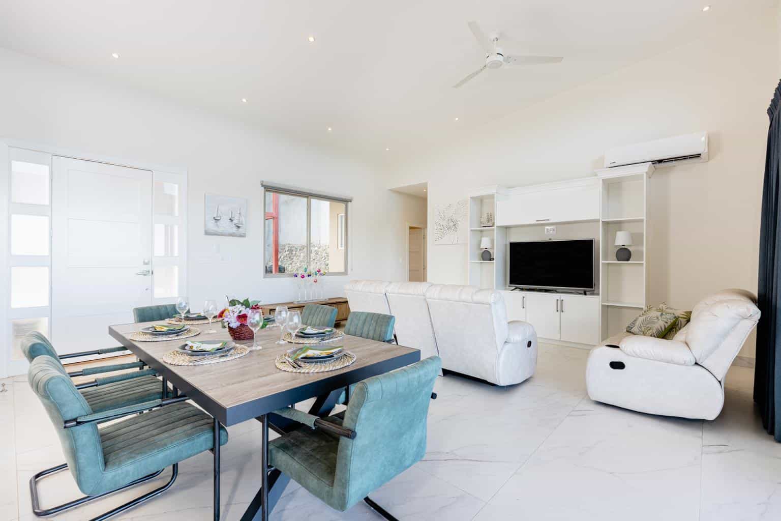 Casa Las Brisas, Flamingo Northridge: Coastal Charm in Flamingo Northridge