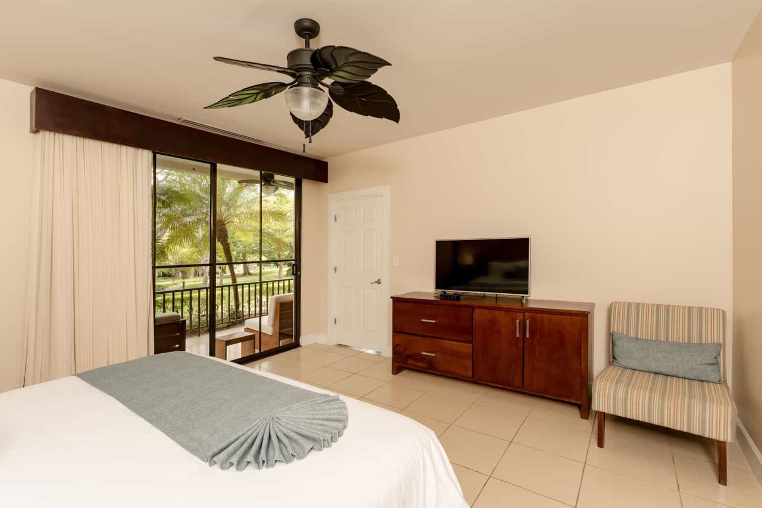 Pacifico Luxury, 2-Bed Condo: Coastal Comfort in Every Corner