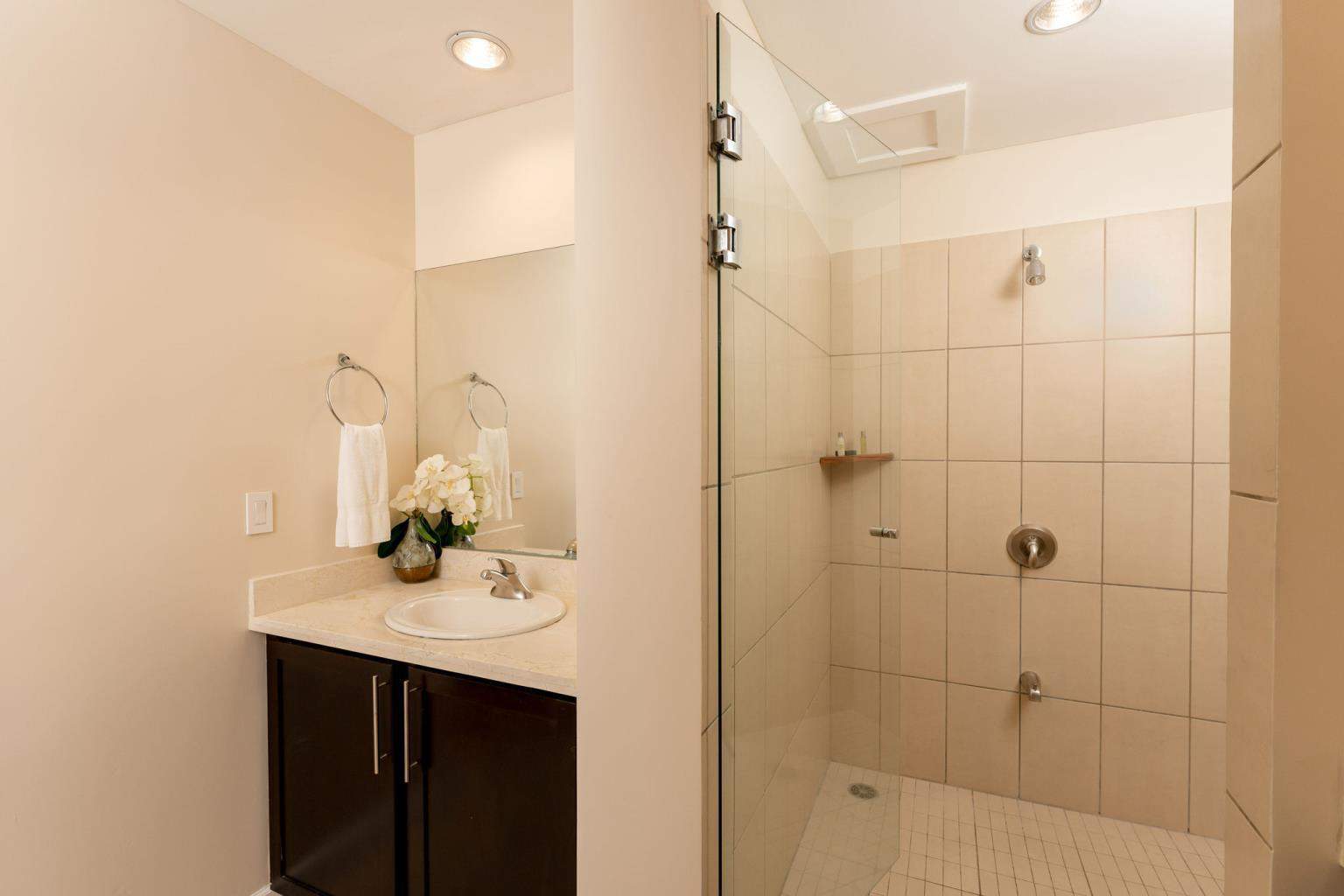 Pacifico Luxury, 2-Bed Condo: Coastal Comfort in Every Corner