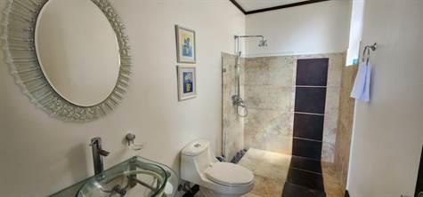 Great Ocean View Home: Sweeping Vistas Await
