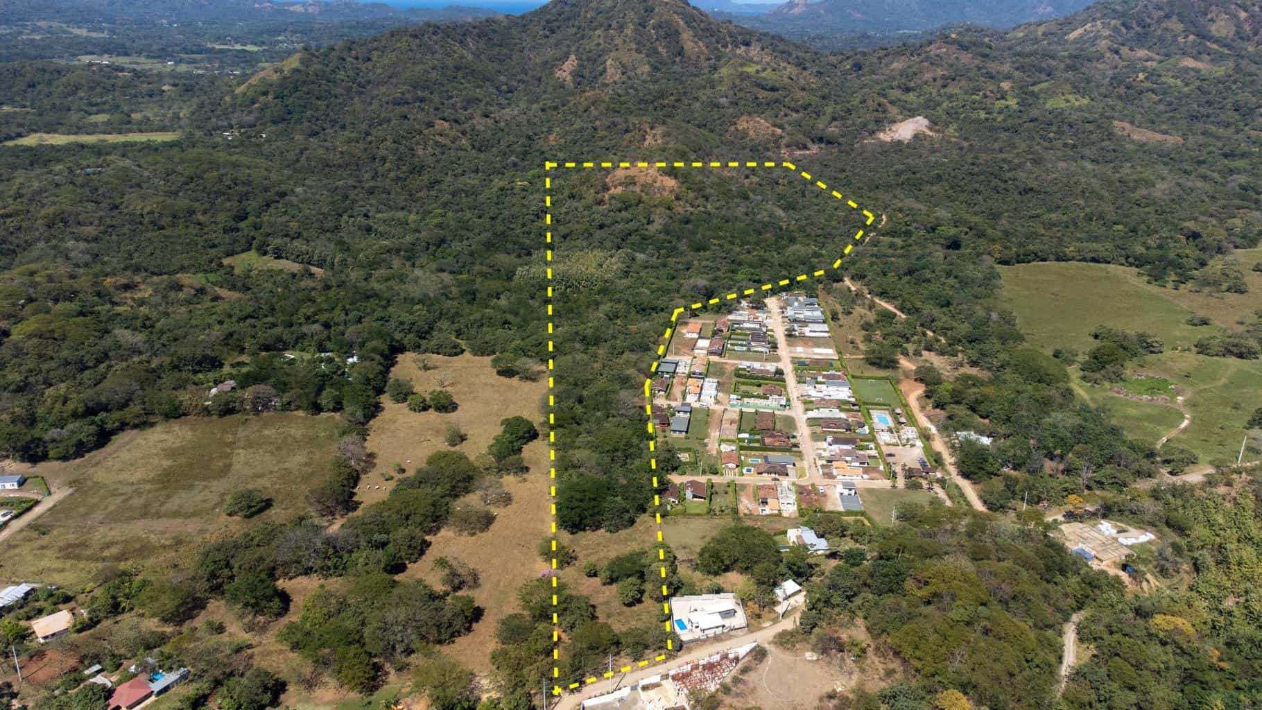 12 Hects / 29 ACRES only 15 minutes to Tamarindo beach, Suite Close to all facilities: Vast Acreage Close to Tamarindo