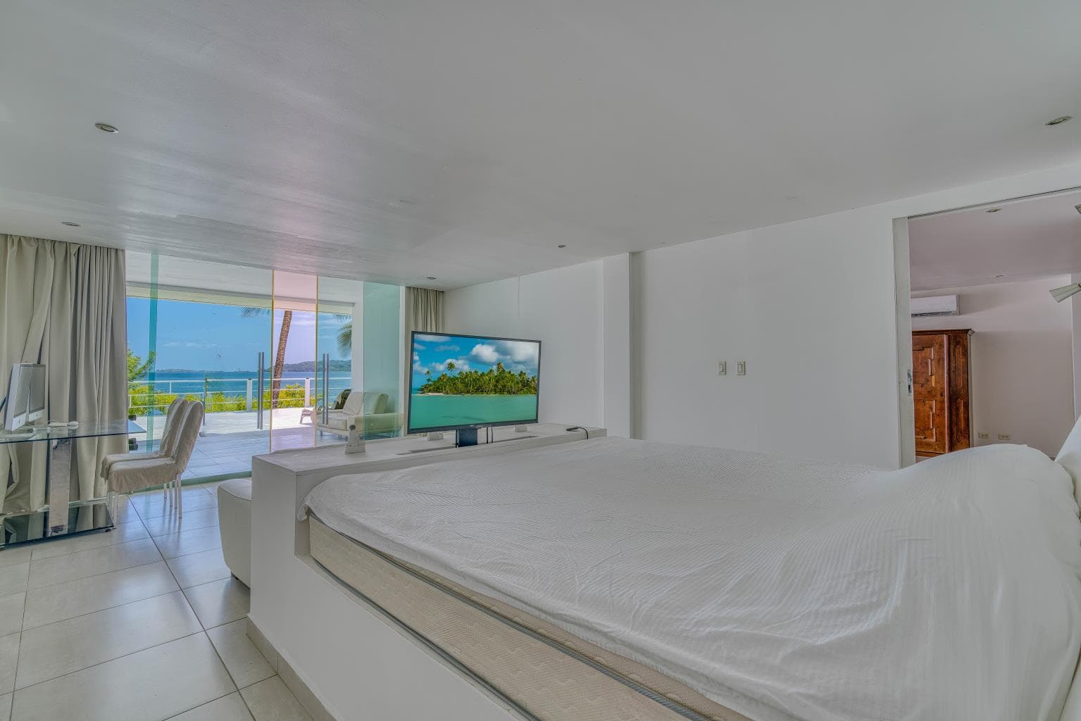For sale: Luxurious beachfront residence boasting 5 bedrooms in Playa Potrero