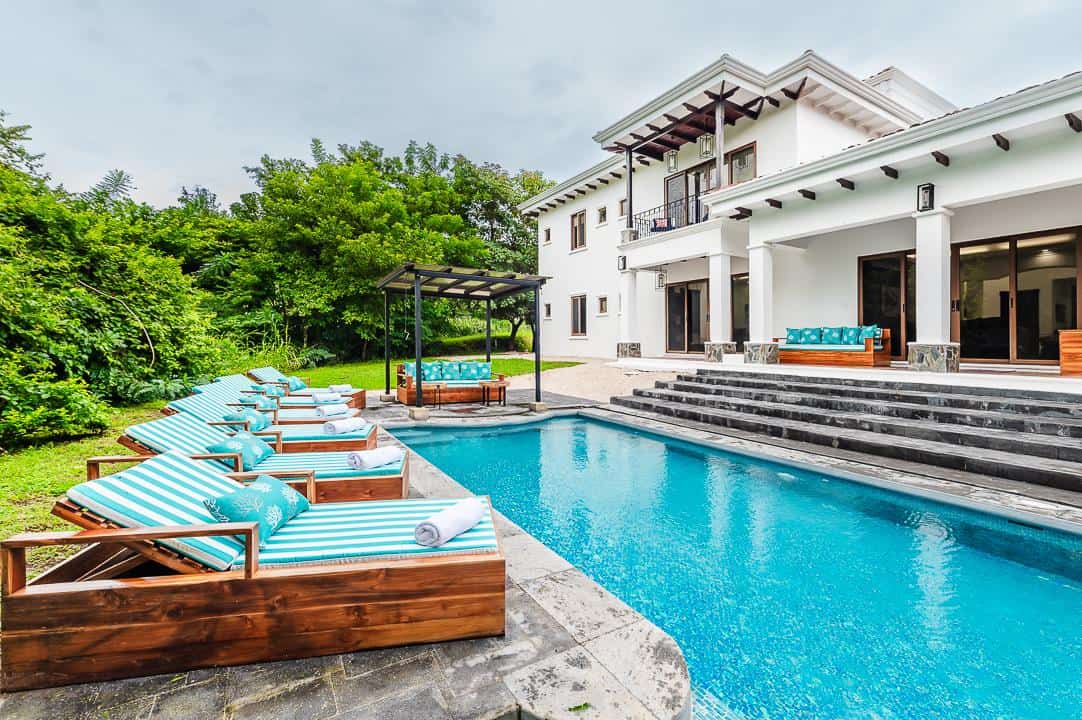 Casa Zaira: Fusion of Modern Elegance and Tropical Splendor!