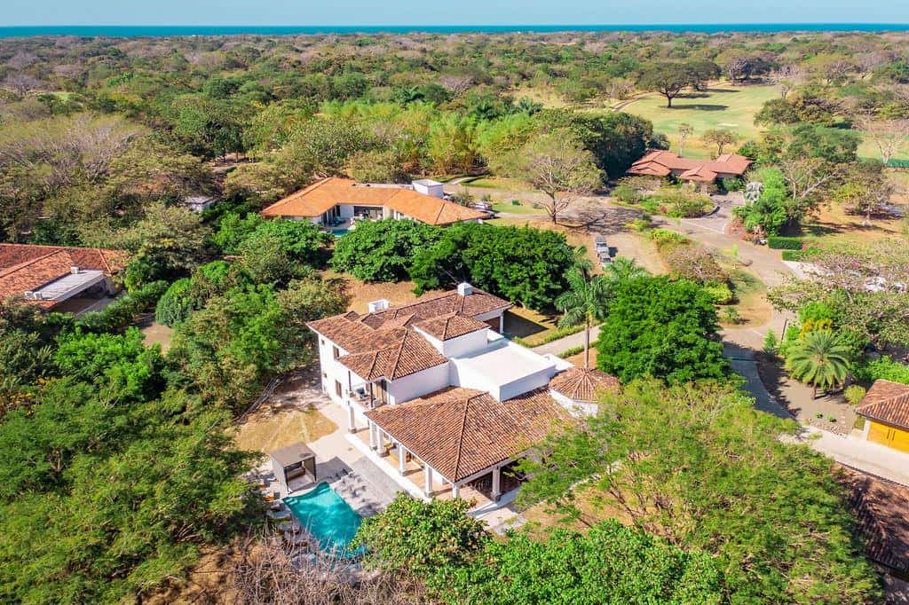 Casa Zaira: Fusion of Modern Elegance and Tropical Splendor!