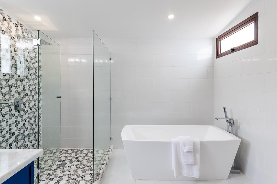 Casa Zaira: Fusion of Modern Elegance and Tropical Splendor!
