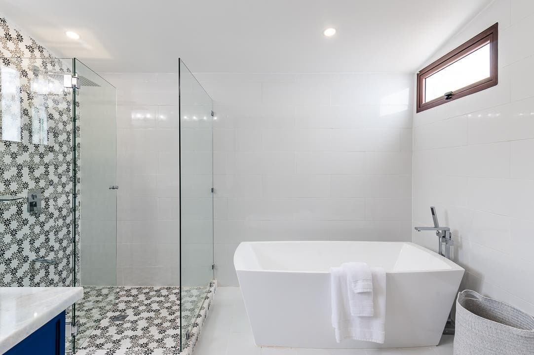 Casa Zaira: Fusion of Modern Elegance and Tropical Splendor!
