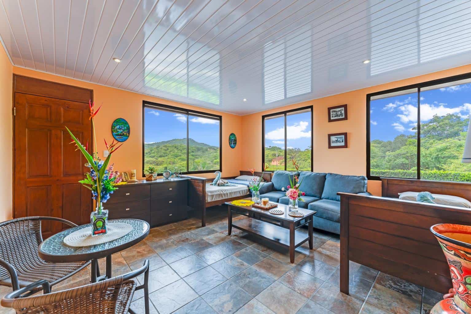Casa Tropical: Experience Tranquil Living in Paradise!