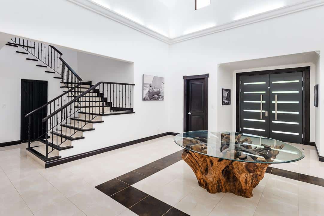 Casa Zaira: Fusion of Modern Elegance and Tropical Splendor!