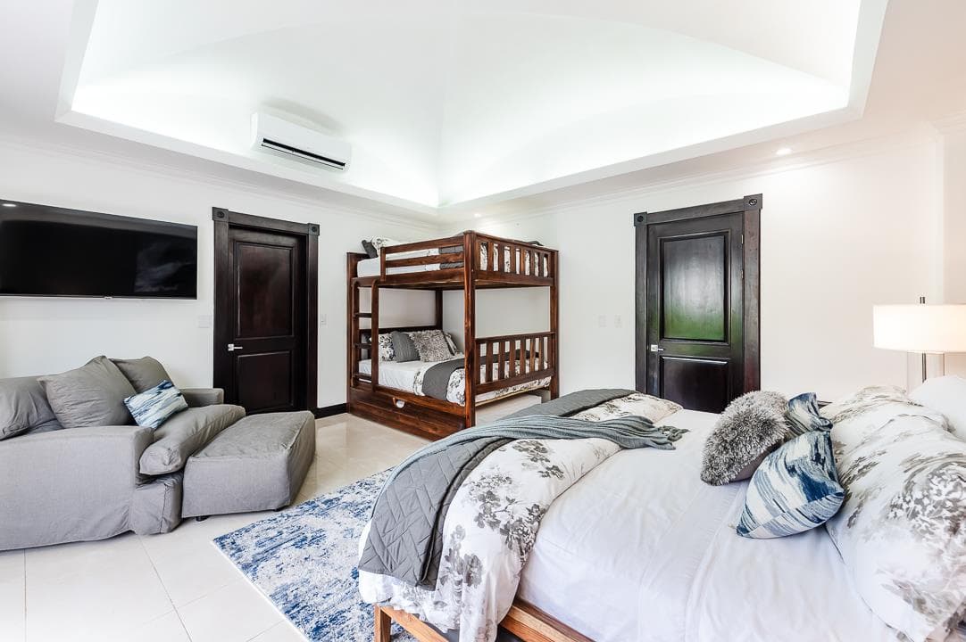 Casa Zaira: Fusion of Modern Elegance and Tropical Splendor!
