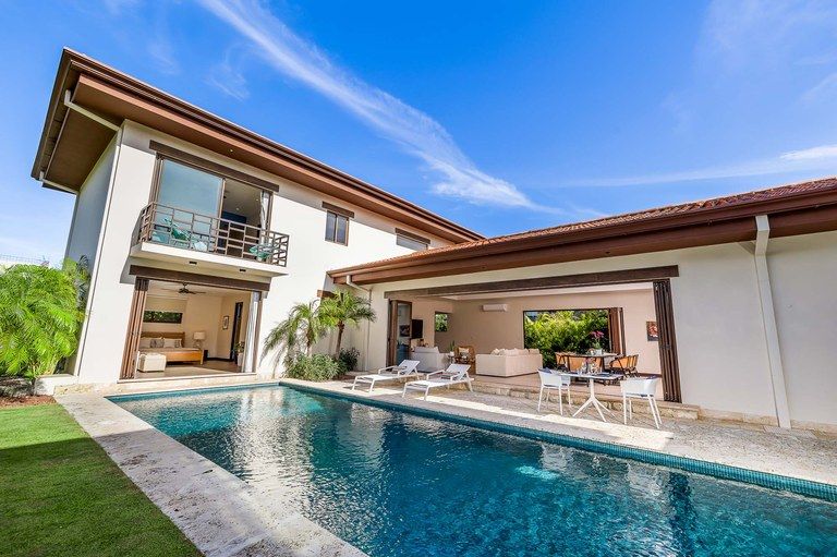 Stunning Open-Concept Residence in Las Golondrinas