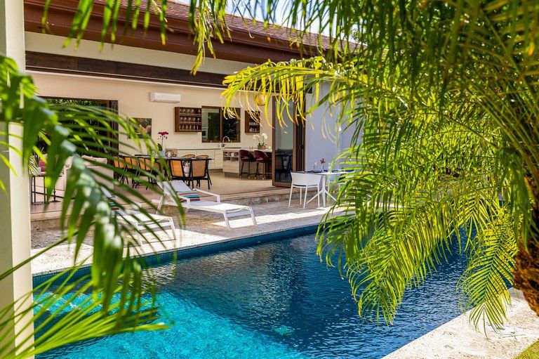 Stunning Open-Concept Residence in Las Golondrinas