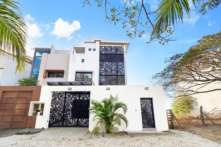 Villa Ballena: A Stylish Beachfront Masterpiece in Costa Rica