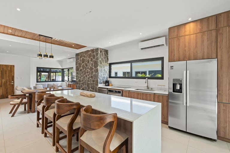 Casa Kuna: Modern 3-Bedroom Coastal Retreat in the Heart of Playas del Coco