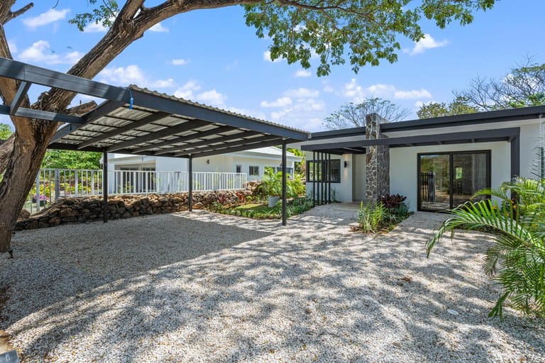 Casa Kuna: Modern 3-Bedroom Coastal Retreat in the Heart of Playas del Coco