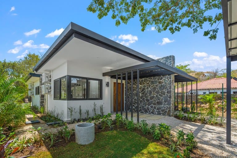 Casa Kuna: Modern 3-Bedroom Coastal Retreat in the Heart of Playas del Coco