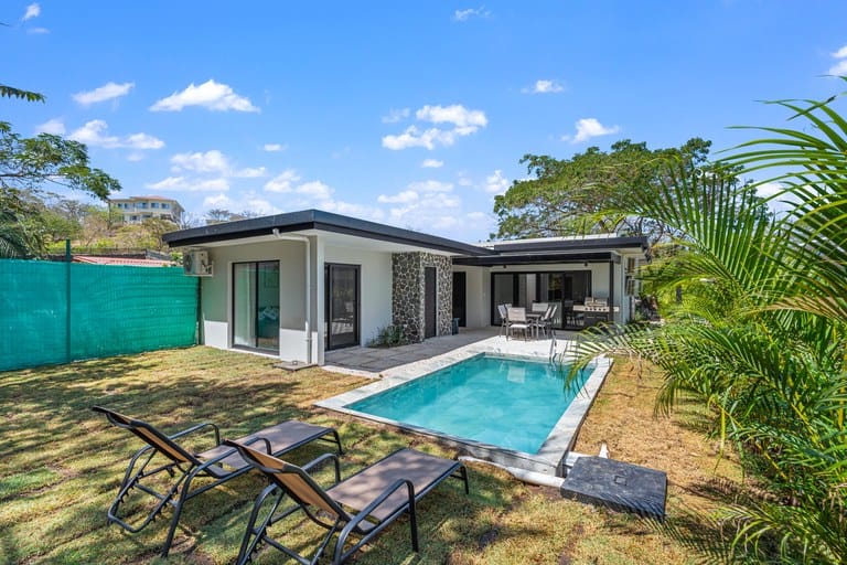 Casa Kuna: Modern 3-Bedroom Coastal Retreat in the Heart of Playas del Coco