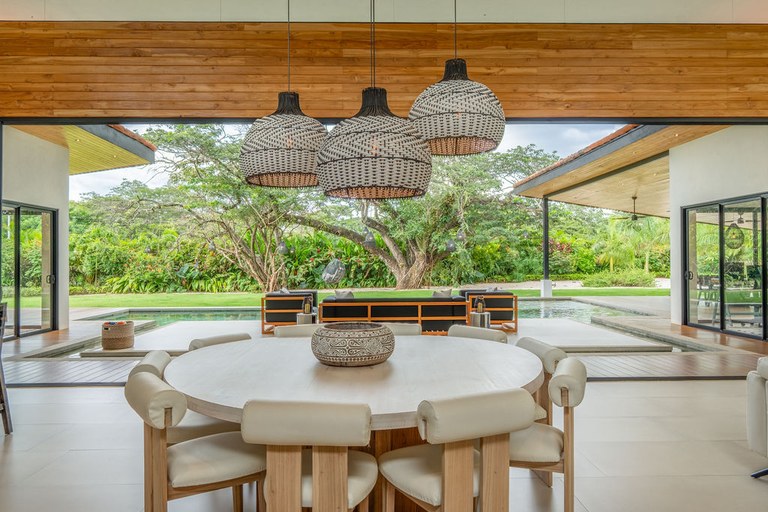 Casa Almendra: Luxurious Modern Tropical Escape in Hacienda Pinilla