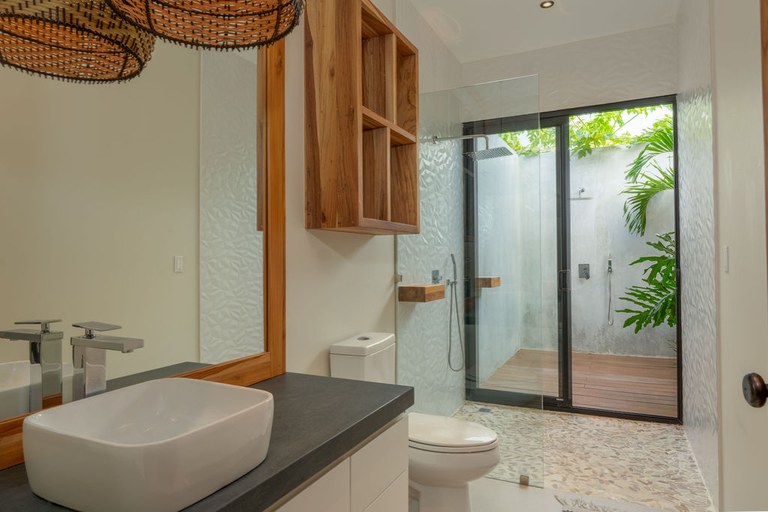 Casa Almendra: Luxurious Modern Tropical Escape in Hacienda Pinilla