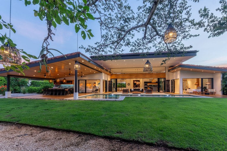 Casa Almendra: Luxurious Modern Tropical Escape in Hacienda Pinilla