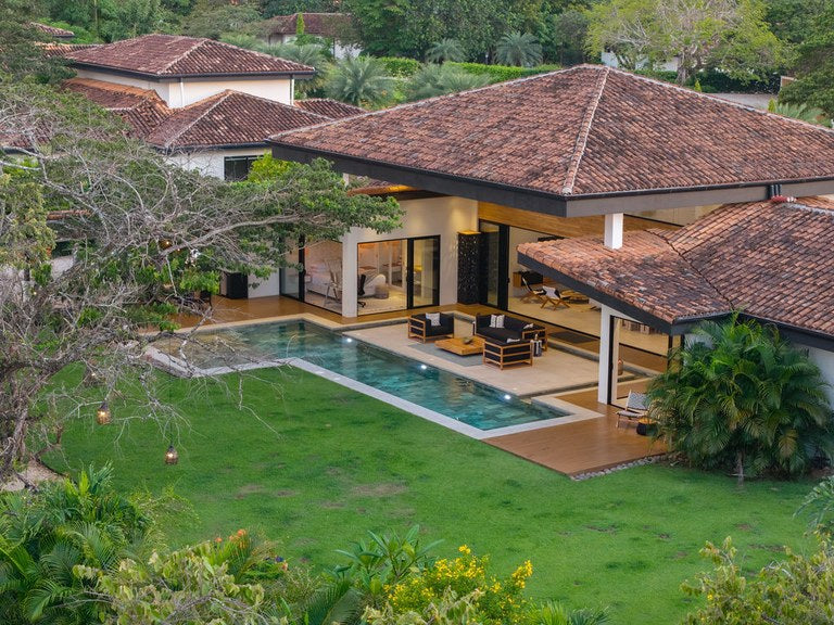 Casa Almendra: Luxurious Modern Tropical Escape in Hacienda Pinilla