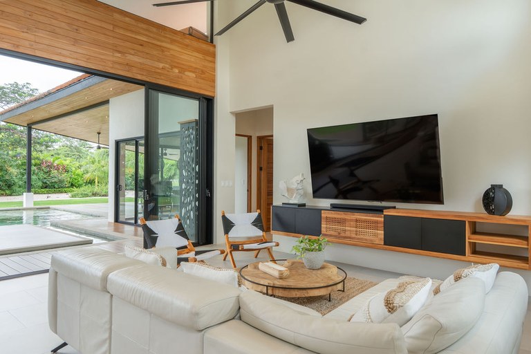 Casa Almendra: Luxurious Modern Tropical Escape in Hacienda Pinilla